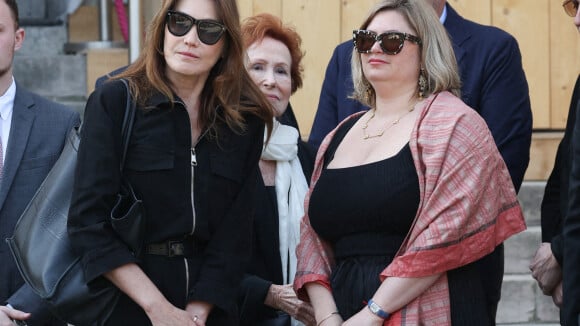 Obsèques de Régine : Carla Bruni-Sarkozy, discrète et digne, réconforte sa petite-fille Daphné