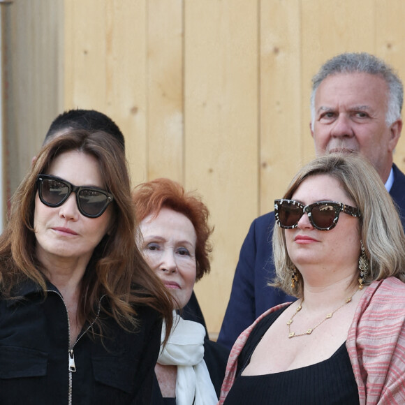 Carla Bruni-Sarkozy et Daphné Rotcajg (Petite-fille de Régine) - Obsèques de la chanteuse Régine au Crematorium du cimetière du Père-Lachaise à Paris