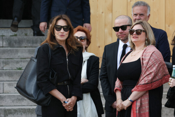 Carla Bruni-Sarkozy, Danielle Bidermann, Daphné Rotcajg (Petite-fille de Régine) et son mari Jamie - Obsèques de la chanteuse Régine au Crematorium du cimetière du Père-Lachaise à Paris. Le 9 mai 2022
