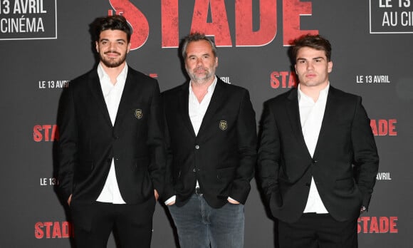 Romain Ntamack, Ugo Mola et Antoine Dupont - Photocall de l'avant-première du film "Stade" au Grand Rex à Paris le 4 avril 2022. Le 13 avril sortira le film "Le Stade", le film sur le Stade Toulousain. Une immersion cinématographique inédite retraçant la saison dernière auréolée d'un doublé historique Champions Cup - Top 14. Le club de rugby de la ville rose, le plus titré de France et d'Europe, a ouvert en grand ses portes aux réalisateurs E. Hannezo et M. Vollaire. © Coadic Guirec - Veeren / Bestimage