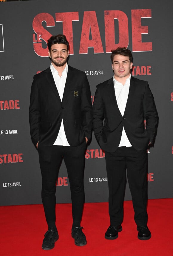 Romain Ntamack et Antoine Dupont - Photocall de l'avant-première du film "Stade" au Grand Rex à Paris le 4 avril 2022. Le 13 avril sortira le film "Le Stade", le film sur le Stade Toulousain. Une immersion cinématographique inédite retraçant la saison dernière auréolée d'un doublé historique Champions Cup - Top 14. Le club de rugby de la ville rose, le plus titré de France et d'Europe, a ouvert en grand ses portes aux réalisateurs E. Hannezo et M. Vollaire. © Coadic Guirec - Veeren / Bestimage