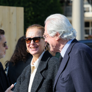 Carole Bouquet et Éric de Rothschild - Obsèques de la chanteuse Régine au Crematorium du cimetière du Père-Lachaise à Paris. Le 9 mai 2022 © Jacovides-Moreau / Bestimage