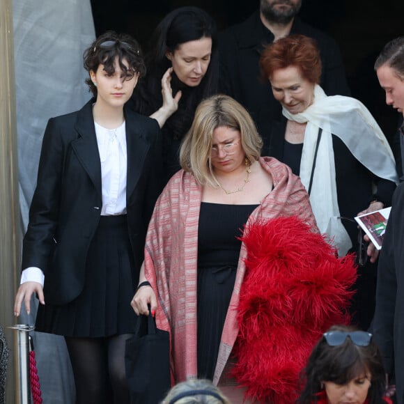 La famille, Salomé Bidermann, Camille Bidermann, Daphné Rotcajg (Petite-fille de Régine) et son mari Jamie, Danielle Bidermann, Josh Bidermann - Sorties des obsèques de la chanteuse Régine au Crematorium du cimetière du Père-Lachaise à Paris. Le 9 mai 2022 © Jacovides-Moreau / Bestimage