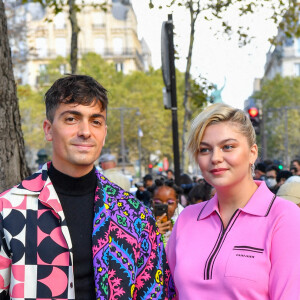 Louane Emera et son compagnon Florian Rossi arrivent au défilé de mode Miu Miu lors de la Fashion Week printemps/été 2022 à Paris, France, le 5 octobre 2021. © Veeren Ramsamy-Christophe Clovis/Bestimage