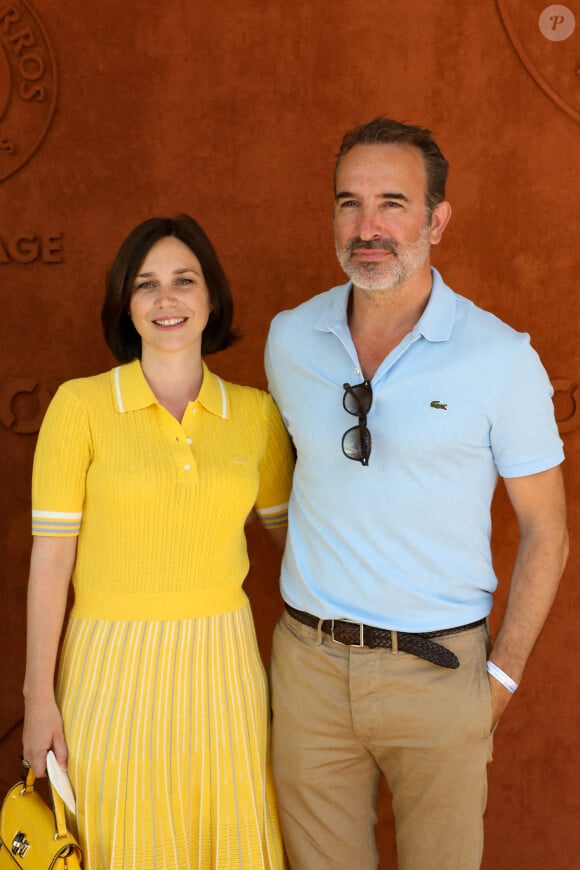 Jean Dujardin et sa femme Nathalie Péchalat au village lors des internationaux de France Roland Garros à Paris le 13 juin 2021. © Dominique Jacovides / Bestimage
