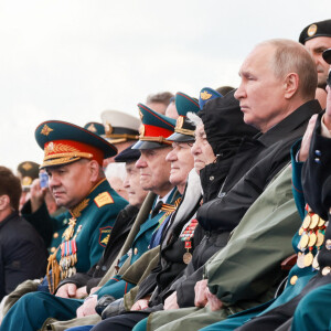Le président russe Vladimir Poutine assiste à la parade du Jour de la Victoire, marquant le 77e anniversaire de la victoire des Alliés pendant la Seconde Guerre mondiale à Moscou, Russie, le 9 mai 2022.
