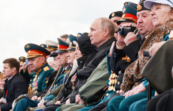 Le président russe Vladimir Poutine assiste à la parade du Jour de la Victoire, marquant le 77e anniversaire de la victoire des Alliés pendant la Seconde Guerre mondiale à Moscou, Russie, le 9 mai 2022.