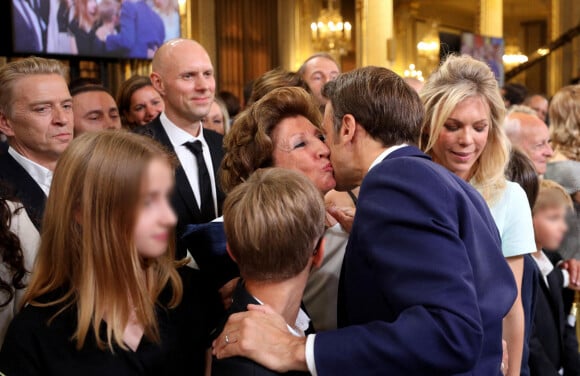 Emmanuel Macron avec sa mère Françoise Noguès - Cérémonie d'investiture du président de la République au Palais de l'Elysée à Paris le 7 Mai 2022, suite à sa réélection le 24 avril dernier. `