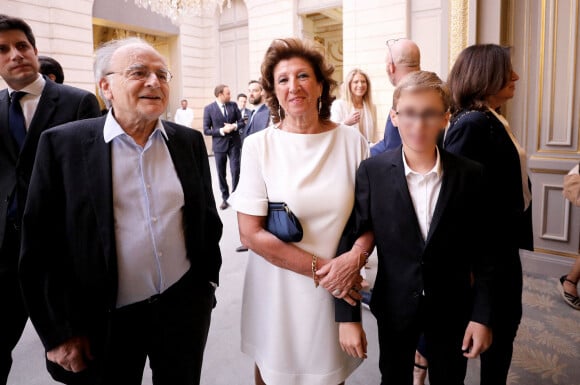 Les parents d'Emmanuel Macron, Jean-Michel Macron et Françoise Noguès, avec l'un de leurs petits-enfants - Cérémonie d'investiture du président de la République, Emmanuel Macron au Palais de l'Elysée à Paris le 7 Mai 2022, suite à sa réélection le 24 avril dernier