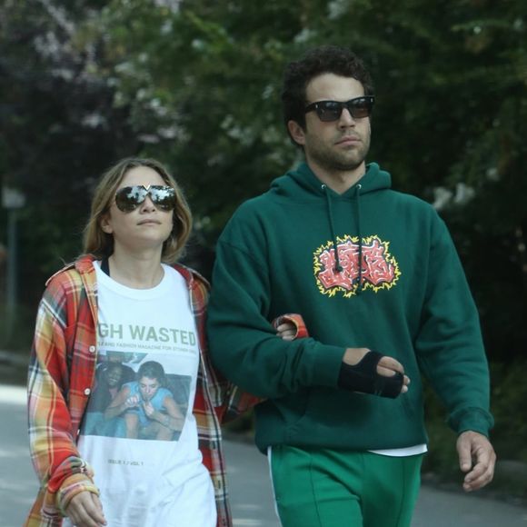 Exclusif - Ashley Olsen se balade bras-dessus bras-dessous avec Louis Eisner à Los Angeles le 28 août 2018.