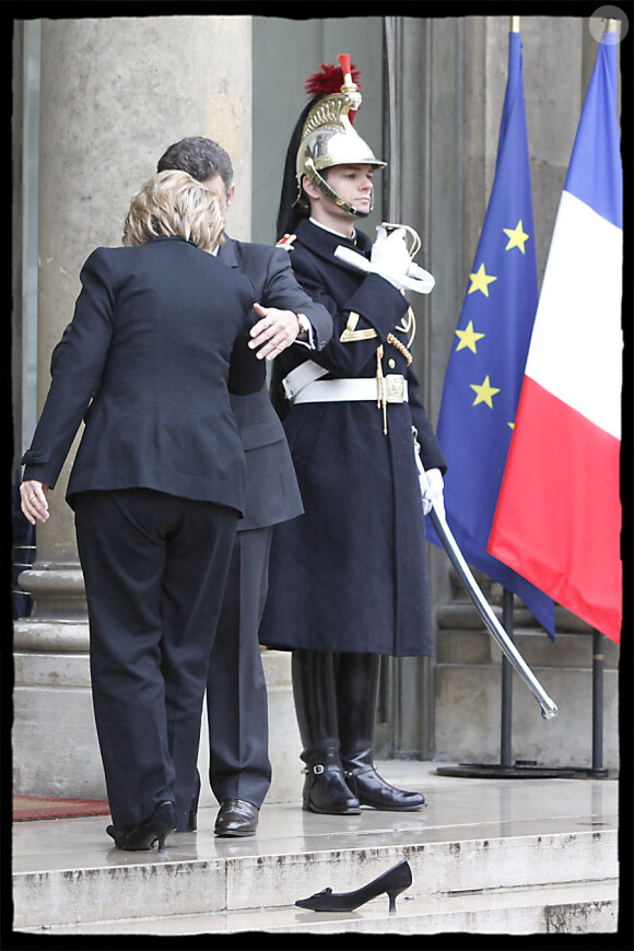 Nicolas Sarkozy accueille Hillary Clinton sur le perron de l'Elysée le 29 janvier 2010