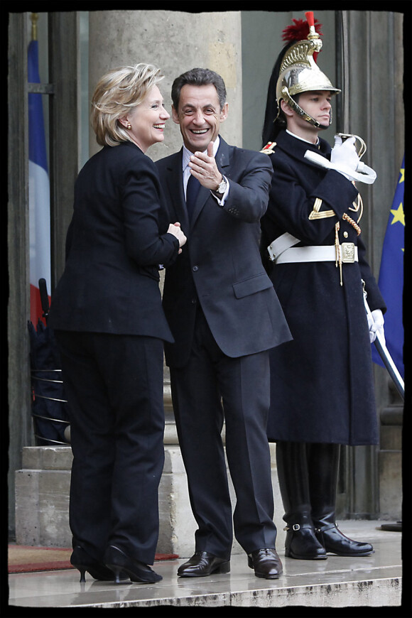 Nicolas Sarkozy accueille Hillary Clinton sur le perron de l'Elysée le 29 janvier 2010