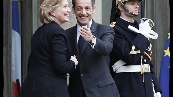Quand Hillary Clinton se transforme en Cendrillon... dans les bras de Nicolas Sarkozy !