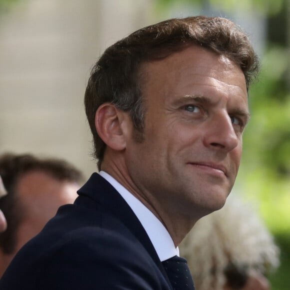 Le président français Emmanuel Macron et Gérard Larcher durant la Cérémonie pour la Journée nationale des mémoires de la traite, de l'esclavage et de leurs abolitions, au jardin du Luxembourg, à Paris, France, le 10 mai 2022