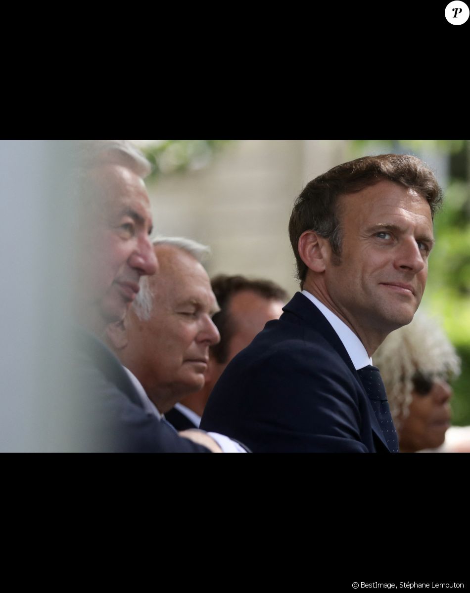 Le président français Emmanuel Macron et Gérard Larcher durant la Cérémonie pour la Journée nationale des mémoires de la traite, de l'esclavage et de leurs abolitions, au jardin du Luxembourg, à Paris, France, le 10 mai 2022