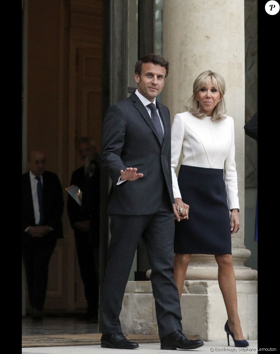Le président français Emmanuel Macron accompagné de la première dame, Brigitte Macron reçoit Narendra Modi, Premier ministre de la République de l'Inde, pour un entretien au palais de l'Elysée, Paris, France, 4 mai 2022