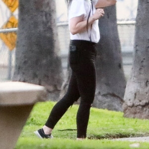 Kelly Osbourne et son compagnon Erik Bragg passent du bon temps avec des amis dans un parc à Los Angeles, le 20 février 2021. 
