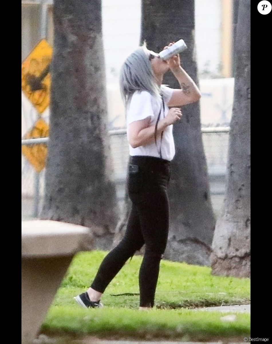 Kelly Osbourne et son compagnon Erik Bragg passent du bon temps avec des amis dans un parc à Los Angeles, le 20 février 2021.