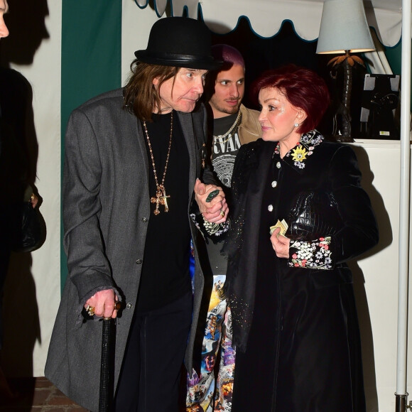 Exclusif - Sharon Osbourne aide son mari Ozzy Osbourne (qui marche à l'aide d'une canne) à rejoindre à leur voiture après un dîner avec Andrew Watt au restaurant de l'hôtel San Vicente Bungalows à West Hollywood, Los Angeles, le 10 janvier 2020.