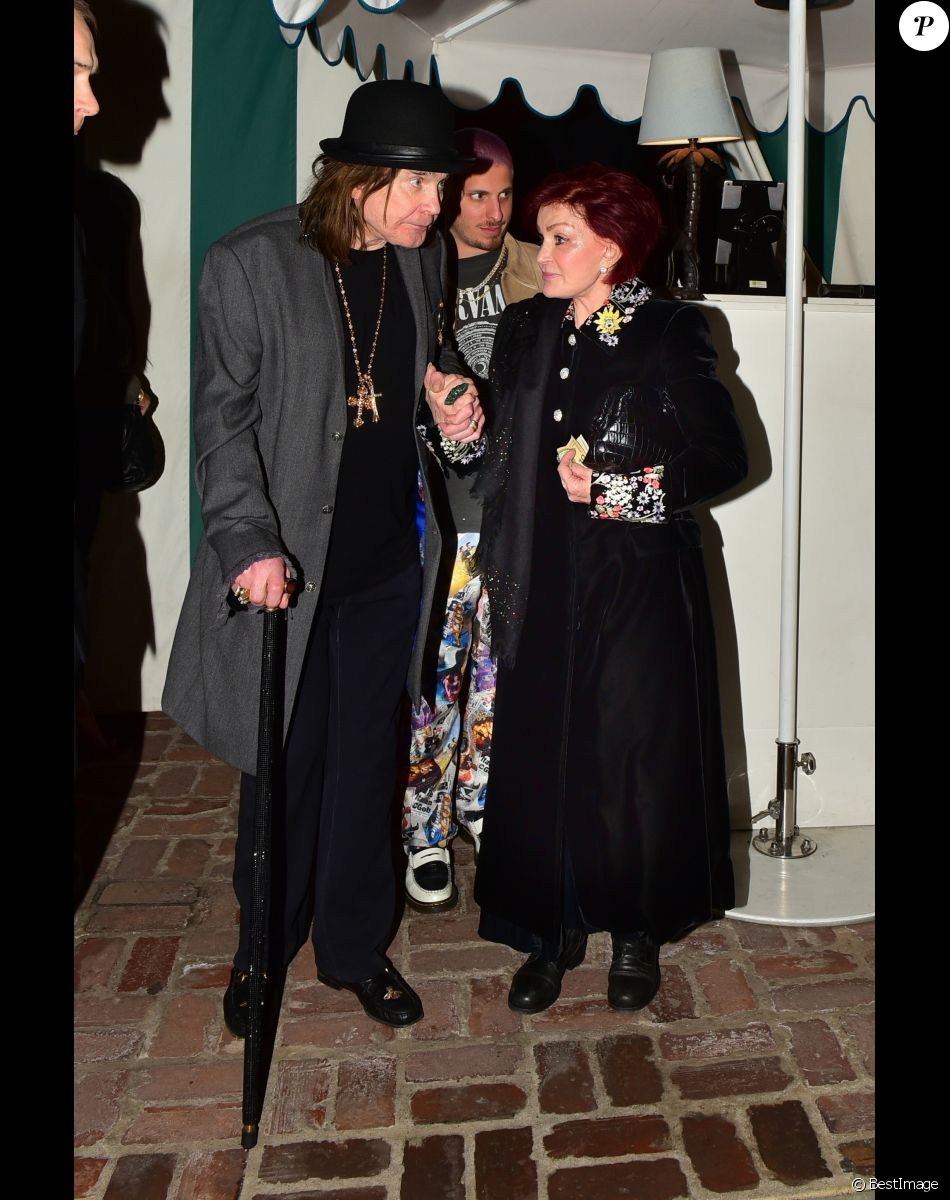 Exclusif - Sharon Osbourne aide son mari Ozzy Osbourne (qui marche à l'aide d'une canne) à rejoindre à leur voiture après un dîner avec Andrew Watt au restaurant de l'hôtel San Vicente Bungalows à West Hollywood, Los Angeles, le 10 janvier 2020.