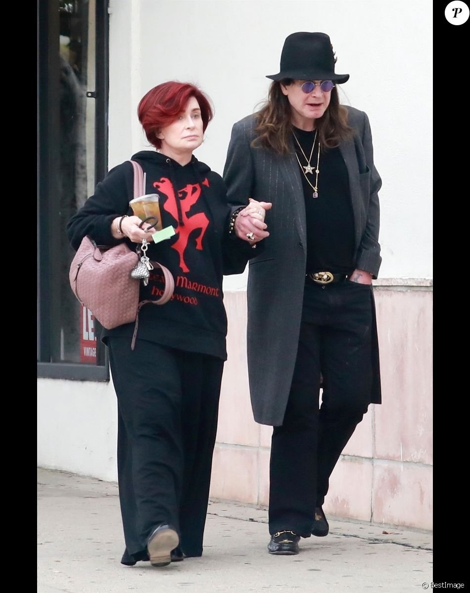 Exclusif - Sharon Osbourne aide son mari Ozzy Osbourne à rejoindre leur voiture, après leur déjeuner à Los Angeles. Le 13 janvier 2019