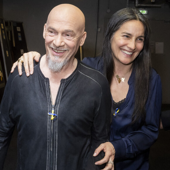 Exclusif - Florent Pagny et sa femme Azucena - Backstage de l'émission spéciale "Unis pour l'Ukraine" à la Maison de la Radio et de la Musique, diffusée en direct sur France 2 et présentée par Nagui et Leïla.Kaddour à Paris le 8 mars 2022.© Cyril Moreau / Jack Tribeca / Bestimage