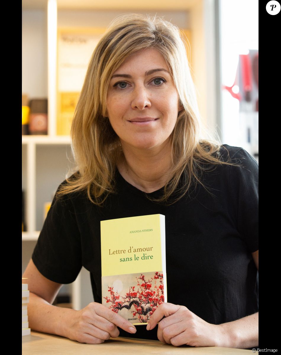 Exclusif - Amanda Sthers dédicace son livre "Lettre d'amour sans le dire" à la librairie Filigranes à Bruxelles le 25 juin 2020.