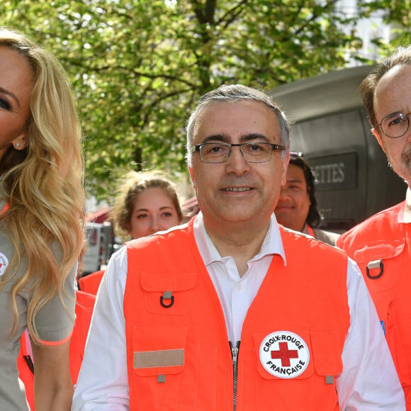 Adriana Karembeu (ambassadrice de la Croix Rouge), Marc Lévy (ambassadeur de la Croix Rouge) et Philippe Da Costa ( Président de la Croix Rouge) lors du lancement de la semaine de la grande quête nationale de la Croix-Rouge sur la place de la Bastille à Paris, France, le 14 mai 2022. © Veeren/Bestimage 