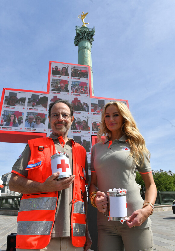 Adriana Karembeu (ambassadrice de la Croix Rouge) et Marc Lévy (ambassadeur de la Croix Rouge) lors du lancement de la semaine de la grande quête nationale de la Croix-Rouge sur la place de la Bastille à Paris, France, le 14 mai 2022. © Veeren/Bestimage 2022.