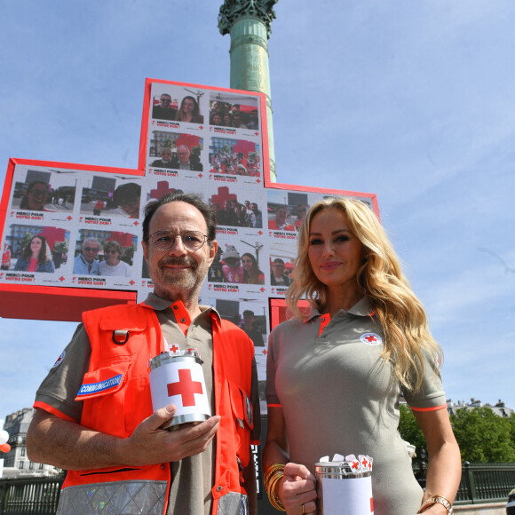 Adriana Karembeu (ambassadrice de la Croix Rouge) et Marc Lévy (ambassadeur de la Croix Rouge) lors du lancement de la semaine de la grande quête nationale de la Croix-Rouge sur la place de la Bastille à Paris, France, le 14 mai 2022. © Veeren/Bestimage 2022.