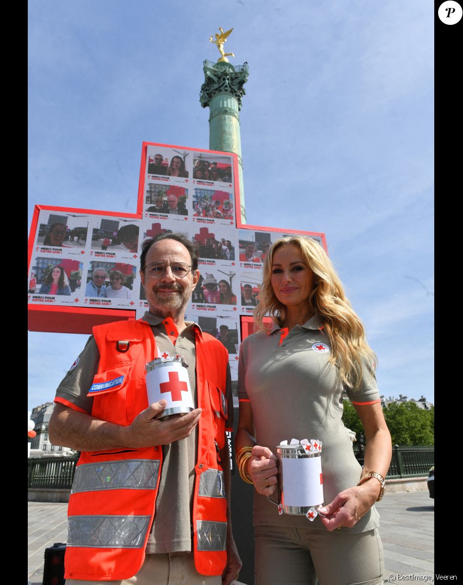 Adriana Karembeu (ambassadrice de la Croix Rouge) et Marc Lévy (ambassadeur de la Croix Rouge) lors du lancement de la semaine de la grande quête nationale de la Croix-Rouge sur la place de la Bastille à Paris, France, le 14 mai 2022. © Veeren/Bestimage 2022.