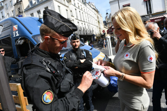 Adriana Karembeu (ambassadrice de la Croix Rouge) lors du lancement de la semaine de la grande quête nationale de la Croix-Rouge sur la place de la Bastille à Paris, France, le 14 mai 2022. © Veeren/Bestimage 