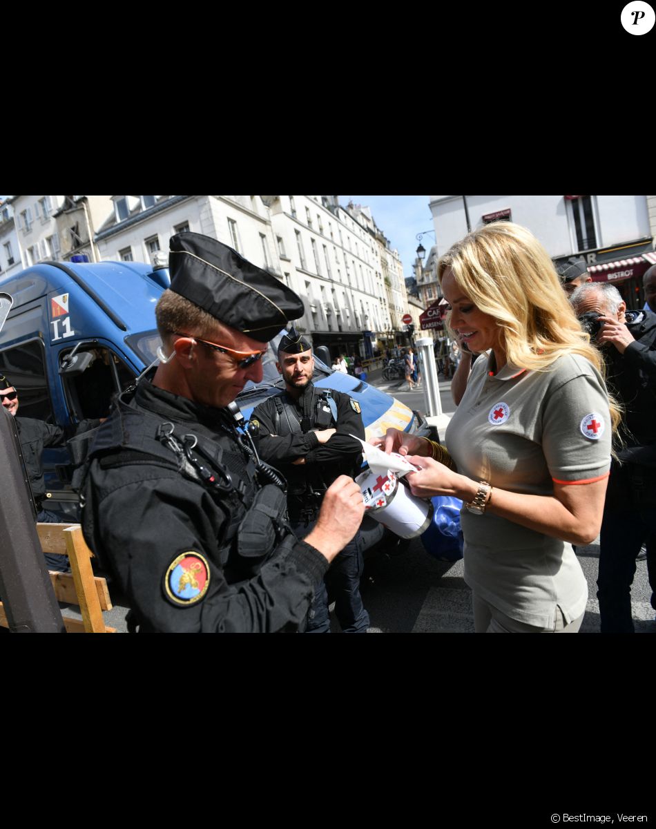 Adriana Karembeu (ambassadrice de la Croix Rouge) lors du lancement de la semaine de la grande quête nationale de la Croix-Rouge sur la place de la Bastille à Paris, France, le 14 mai 2022. © Veeren/Bestimage