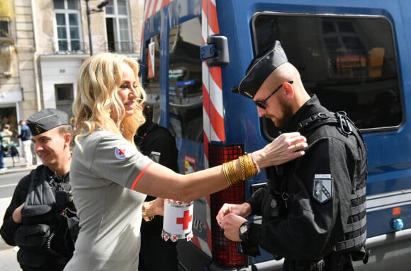 Adriana Karembeu (ambassadrice de la Croix Rouge) lors du lancement de la semaine de la grande quête nationale de la Croix-Rouge sur la place de la Bastille à Paris, France, le 14 mai 2022. © Veeren/Bestimage 