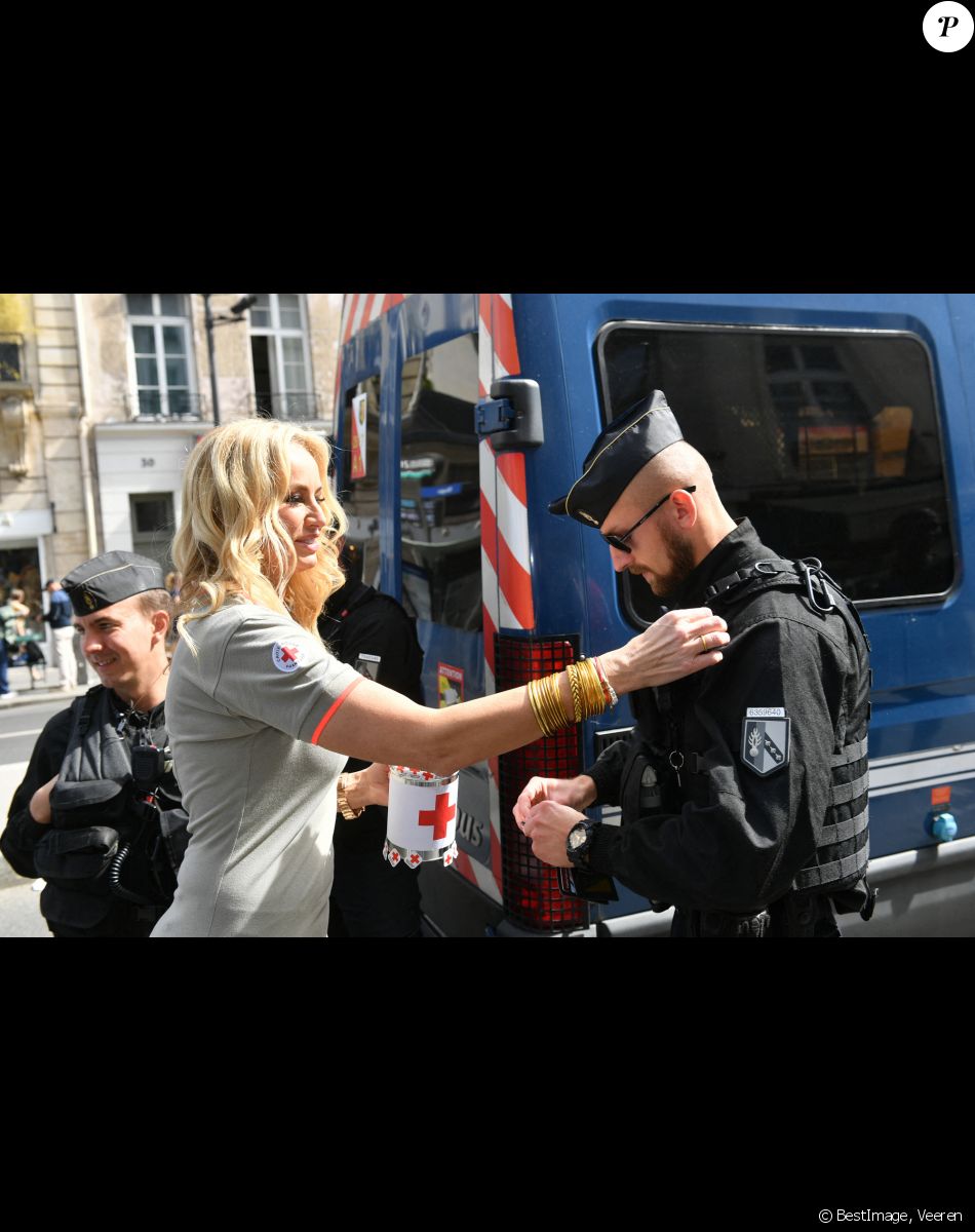 Adriana Karembeu (ambassadrice de la Croix Rouge) lors du lancement de la semaine de la grande quête nationale de la Croix-Rouge sur la place de la Bastille à Paris, France, le 14 mai 2022. © Veeren/Bestimage