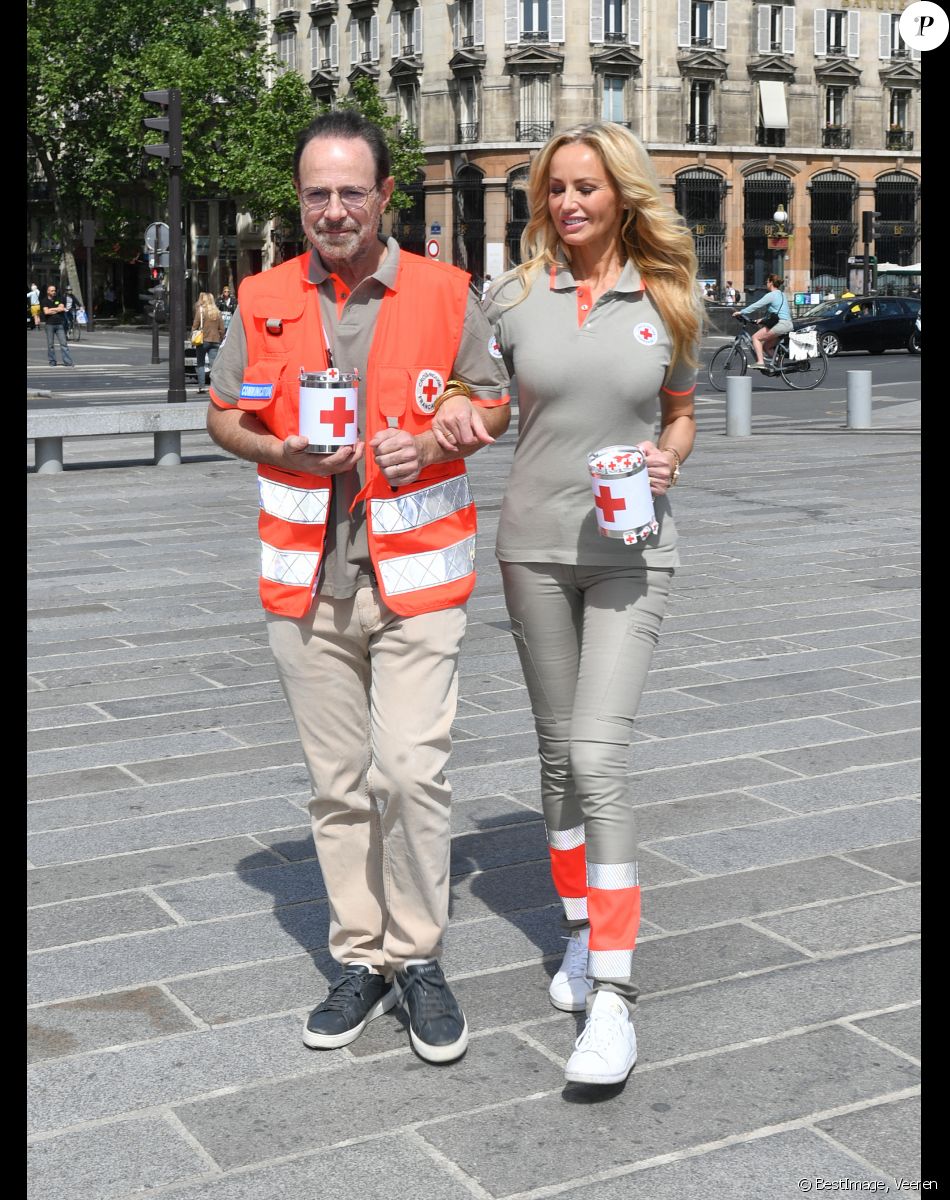 Adriana Karembeu (ambassadrice de la Croix Rouge) et Marc Lévy (ambassadeur de la Croix Rouge) lors du lancement de la semaine de la grande quête nationale de la Croix-Rouge sur la place de la Bastille à Paris, France, le 14 mai 2022. © Veeren/Bestimage
