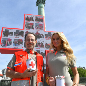 Adriana Karembeu (ambassadrice de la Croix Rouge) et Marc Lévy (ambassadeur de la Croix Rouge) lors du lancement de la semaine de la grande quête nationale de la Croix-Rouge sur la place de la Bastille à Paris, France, le 14 mai 2022. © Veeren/Bestimage 