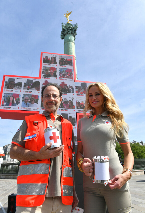 Adriana Karembeu (ambassadrice de la Croix Rouge) et Marc Lévy (ambassadeur de la Croix Rouge) lors du lancement de la semaine de la grande quête nationale de la Croix-Rouge sur la place de la Bastille à Paris, France, le 14 mai 2022. © Veeren/Bestimage 