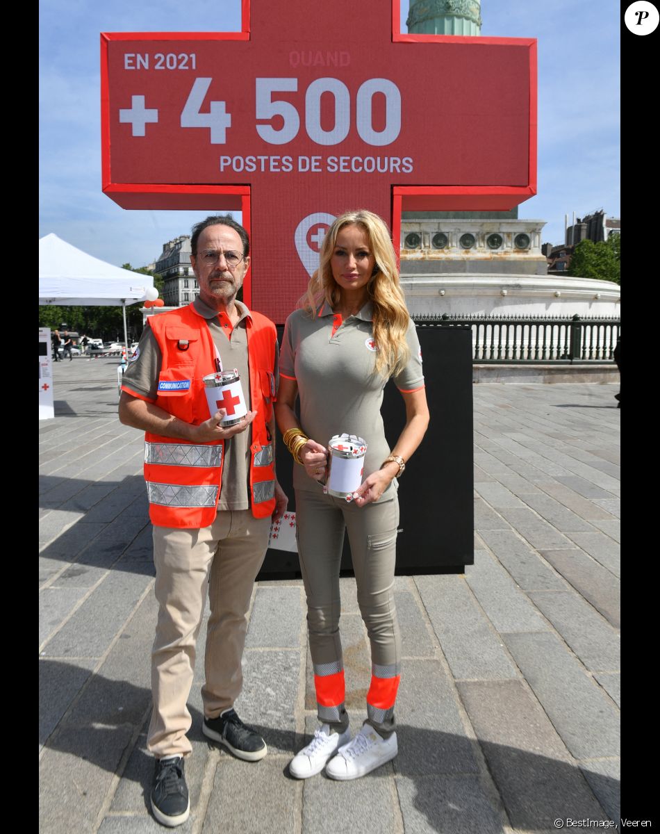 Adriana Karembeu (ambassadrice de la Croix Rouge) et Marc Lévy (ambassadeur de la Croix Rouge) lors du lancement de la semaine de la grande quête nationale de la Croix-Rouge sur la place de la Bastille à Paris, France, le 14 mai 2022. © Veeren/Bestimage