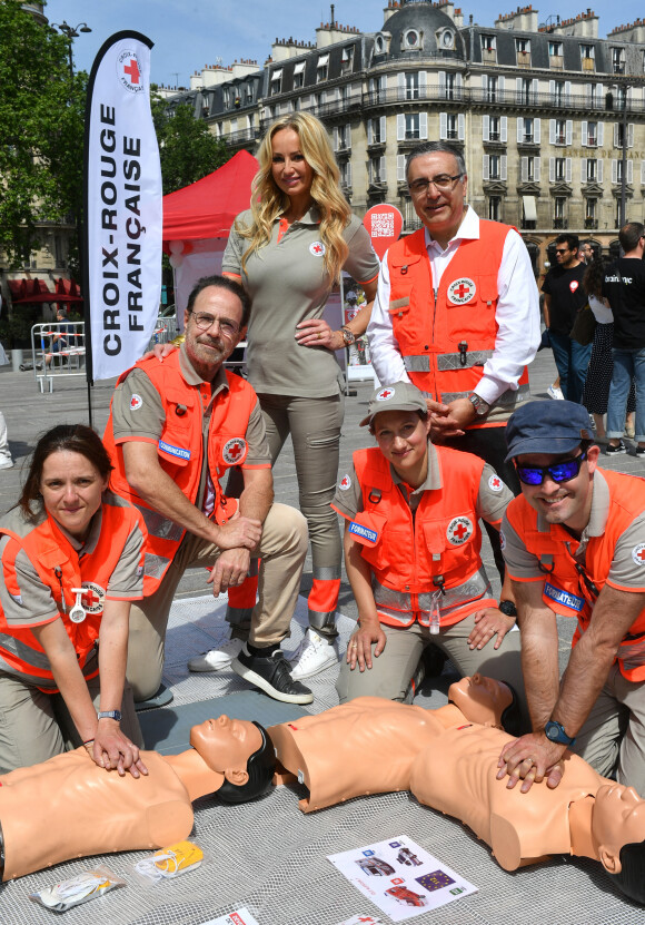 Adriana Karembeu (ambassadrice de la Croix Rouge), Marc Lévy (ambassadeur de la Croix Rouge) et Philippe Da Costa ( Président de la Croix Rouge) lors du lancement de la semaine de la grande quête nationale de la Croix-Rouge sur la place de la Bastille à Paris, France, le 14 mai 2022. © Veeren/Bestimage 