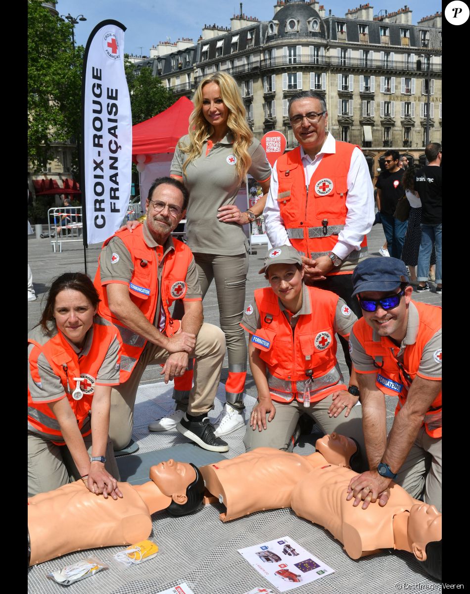 Adriana Karembeu (ambassadrice de la Croix Rouge), Marc Lévy (ambassadeur de la Croix Rouge) et Philippe Da Costa ( Président de la Croix Rouge) lors du lancement de la semaine de la grande quête nationale de la Croix-Rouge sur la place de la Bastille à Paris, France, le 14 mai 2022. © Veeren/Bestimage