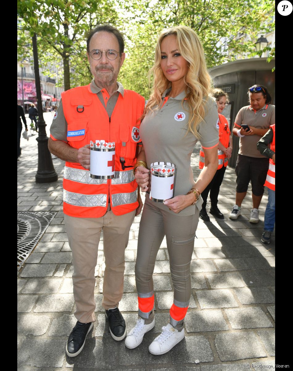 Adriana Karembeu (ambassadrice de la Croix Rouge) et Marc Lévy (ambassadeur de la Croix Rouge) lors du lancement de la semaine de la grande quête nationale de la Croix-Rouge sur la place de la Bastille à Paris, France, le 14 mai 2022. © Veeren/Bestimage