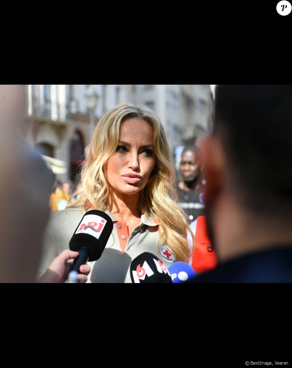 Adriana Karembeu (ambassadrice de la Croix Rouge) lors du lancement de la semaine de la grande quête nationale de la Croix-Rouge sur la place de la Bastille à Paris, France, le 14 mai 2022. © Veeren/Bestimage