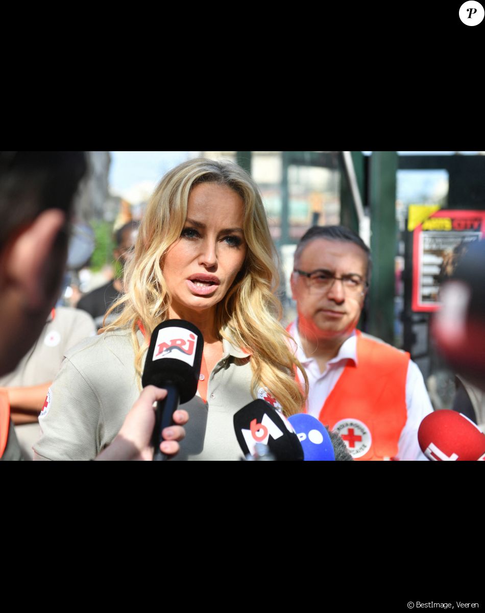 Adriana Karembeu (ambassadrice de la Croix Rouge) lors du lancement de la semaine de la grande quête nationale de la Croix-Rouge sur la place de la Bastille à Paris, France, le 14 mai 2022. © Veeren/Bestimage