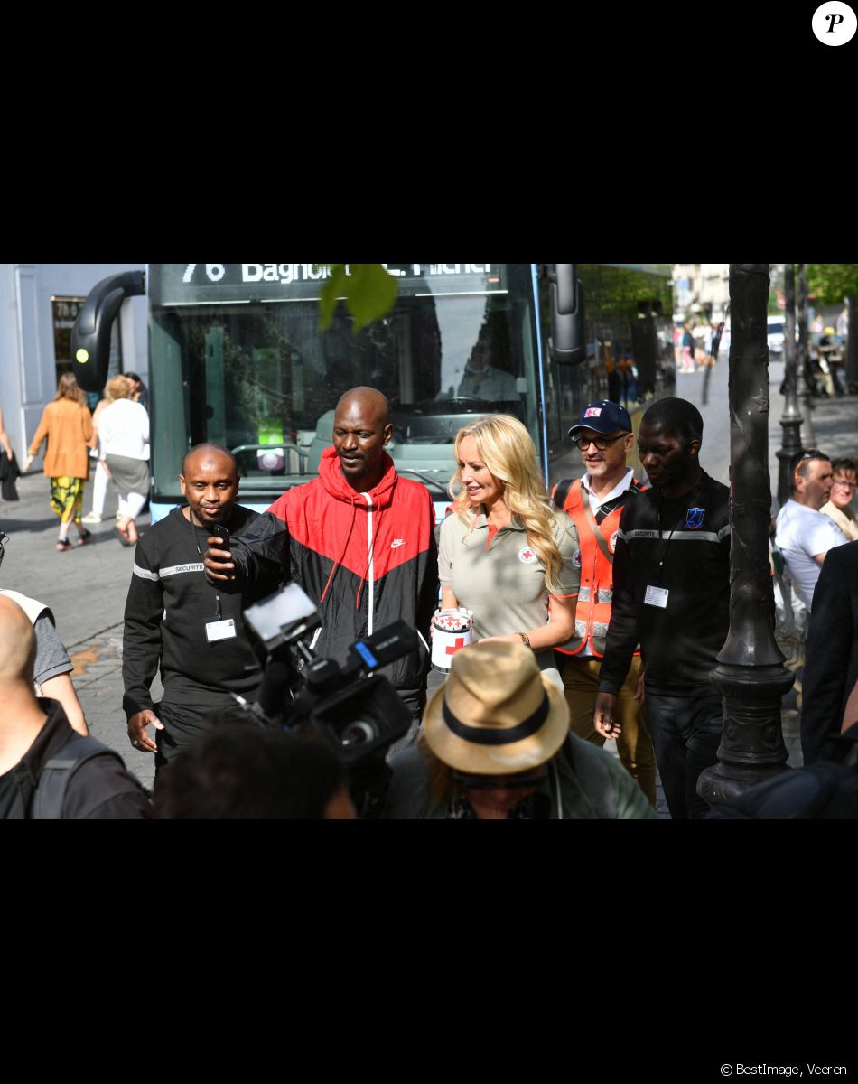 Adriana Karembeu (ambassadrice de la Croix Rouge) lors du lancement de la semaine de la grande quête nationale de la Croix-Rouge sur la place de la Bastille à Paris, France, le 14 mai 2022. © Veeren/Bestimage