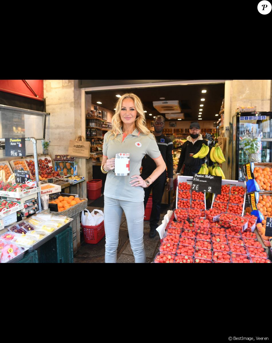 Adriana Karembeu (ambassadrice de la Croix Rouge) lors du lancement de la semaine de la grande quête nationale de la Croix-Rouge sur la place de la Bastille à Paris, France, le 14 mai 2022. © Veeren/Bestimage