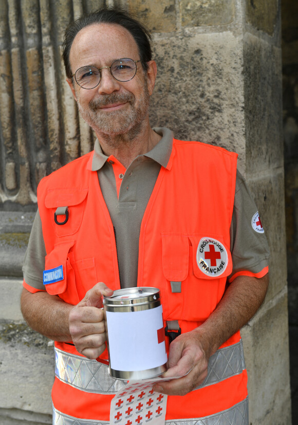 Marc Lévy (ambassadeur de la Croix Rouge) lors du lancement de la semaine de la grande quête nationale de la Croix-Rouge sur la place de la Bastille à Paris, France, le 14 mai 2022. © Veeren/Bestimage 