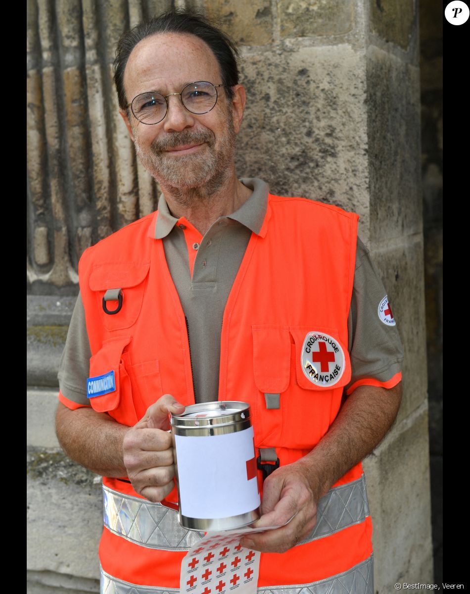 Marc Lévy (ambassadeur de la Croix Rouge) lors du lancement de la semaine de la grande quête nationale de la Croix-Rouge sur la place de la Bastille à Paris, France, le 14 mai 2022. © Veeren/Bestimage