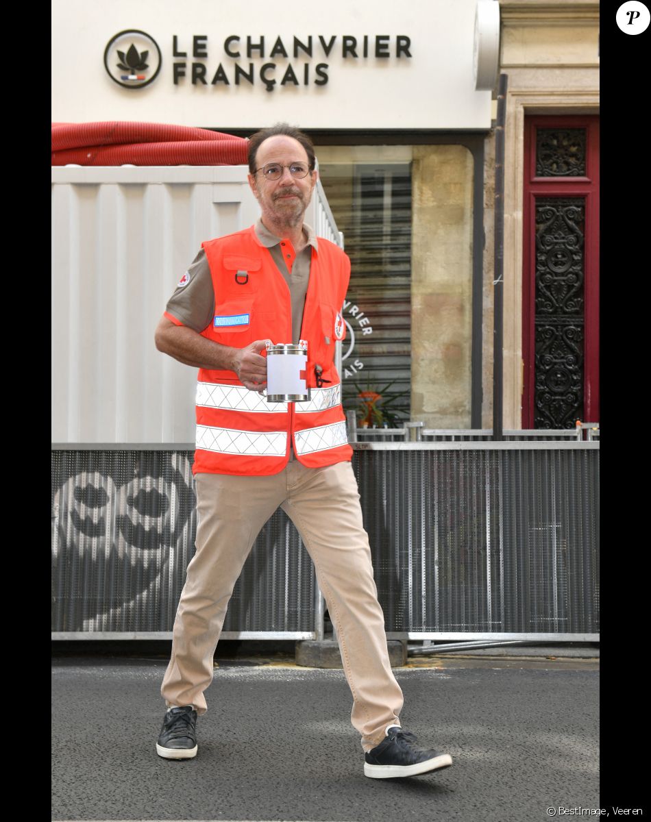 Marc Lévy (ambassadeur de la Croix Rouge) lors du lancement de la semaine de la grande quête nationale de la Croix-Rouge sur la place de la Bastille à Paris, France, le 14 mai 2022. © Veeren/Bestimage