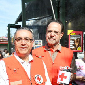 Adriana Karembeu (ambassadrice de la Croix Rouge), Marc Lévy (ambassadeur de la Croix Rouge) et Philippe Da Costa ( Président de la Croix Rouge) lors du lancement de la semaine de la grande quête nationale de la Croix-Rouge sur la place de la Bastille à Paris, France, le 14 mai 2022. © Veeren/Bestimage 